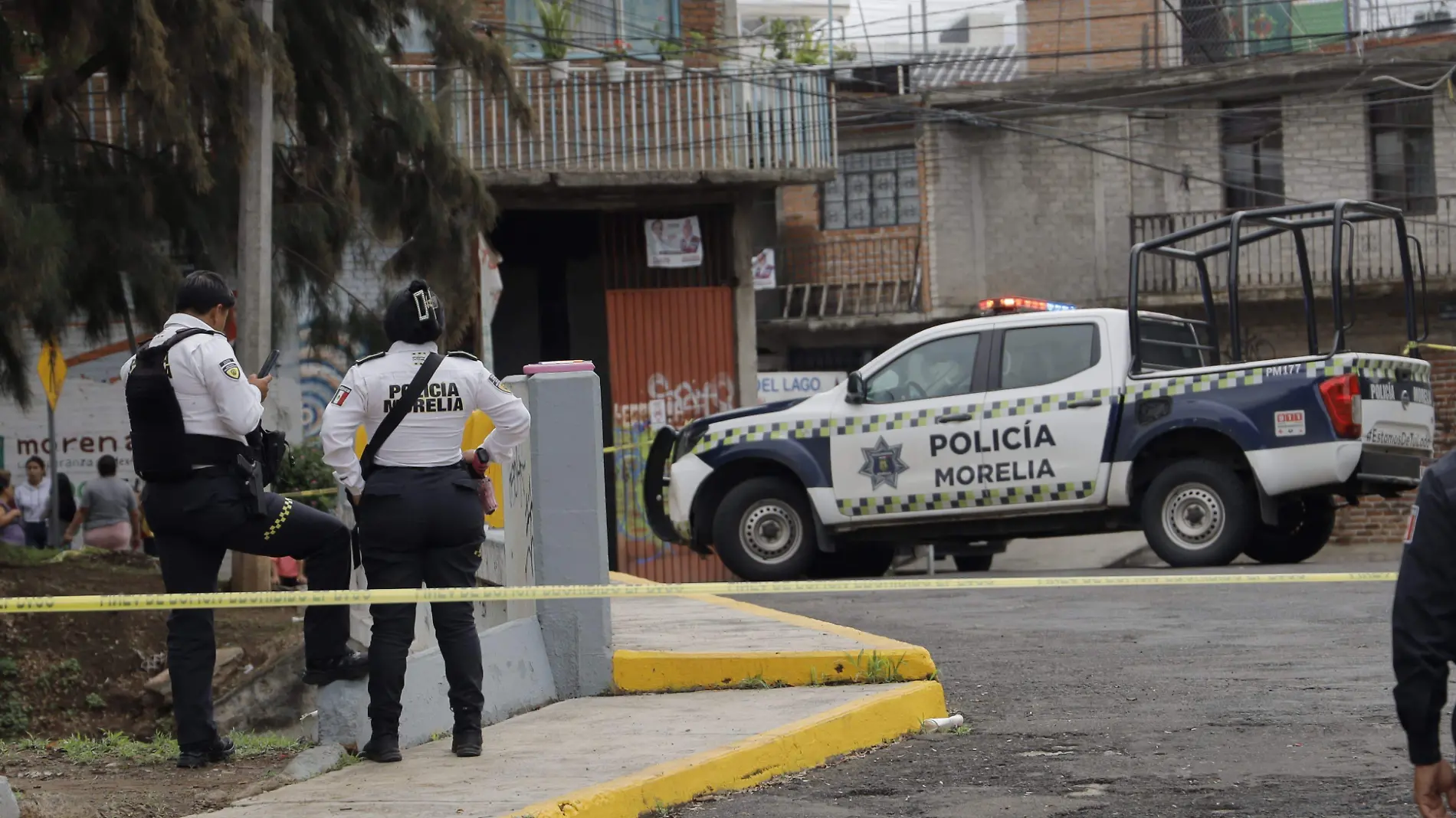 Elementos de la Policia Morelia en el Río Chiquito